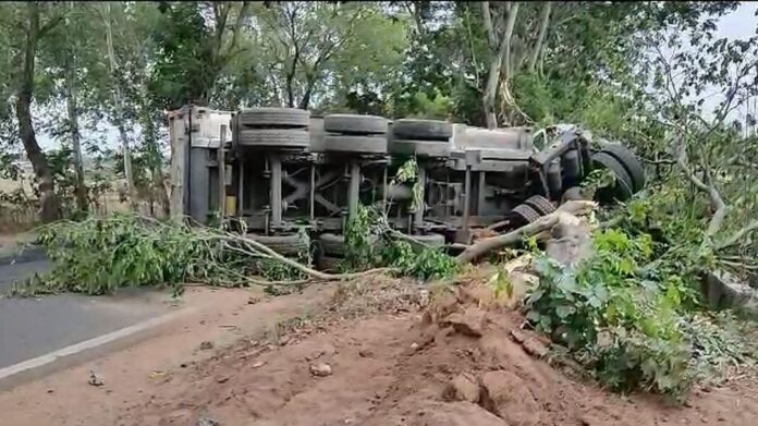 तेज रफ्तार ट्रेलर ने तोड़े 3 बिजली के खंभे, सड़क में लगा जाम, हादसे में ड्राइवर घायल