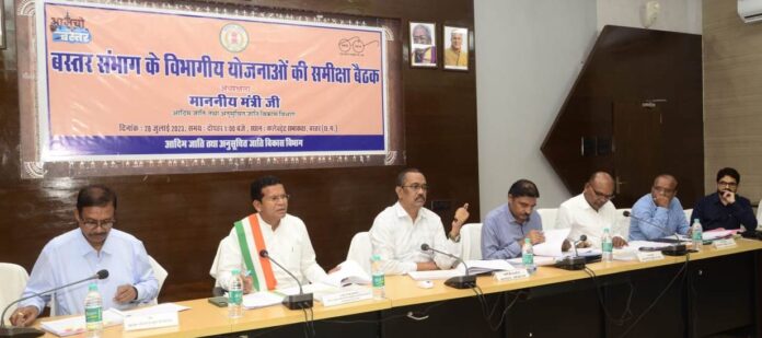 विभागीय योजनाओं से समाज के अंतिम व्यक्ति को लाभान्वित करने समन्वित प्रयास करें: मंत्री मोहन मरकाम