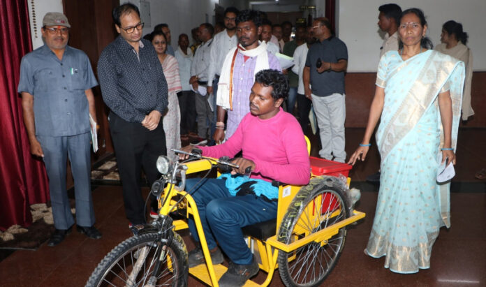 Surajpur: A glimpse of self-reliance was seen on the face of the Divyang after getting a motorized tricycle.