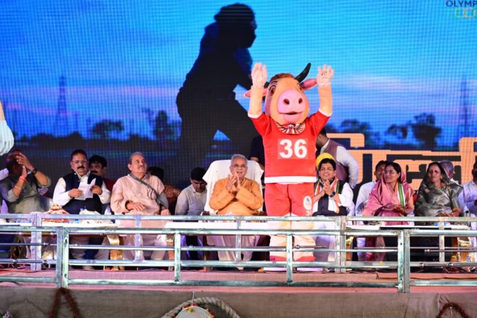 CM बघेल ने हरी झंडी दिखाकर गेड़ी दौड़ से किया छत्तीसगढ़िया ओलंपिक का शुभारंभ