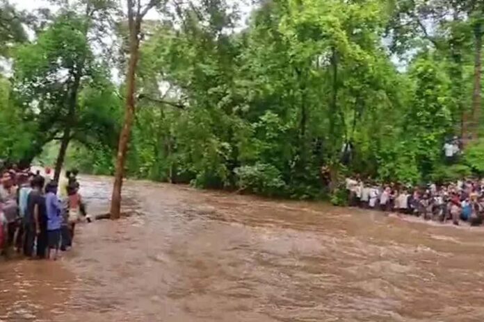 Chhattisgarh: गरियाबंद चिंगरा पगार वाटरफ़ॉल में अचानक आयी बाढ़ एक हज़ार से भी ज़्यादा लोग फंसे