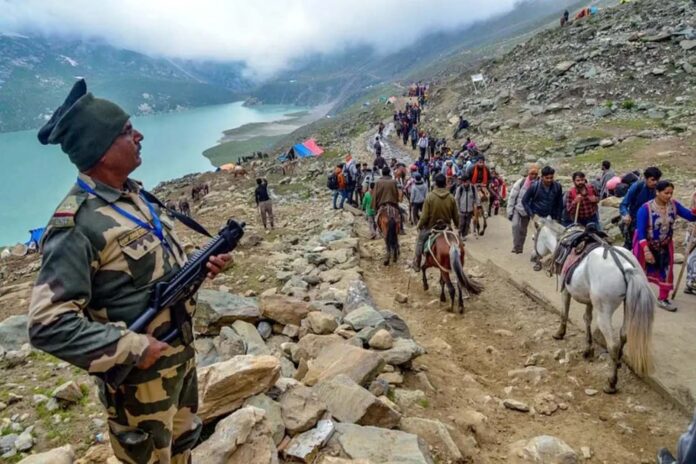 Amarnath Yatra 2023: सावन के पहले दिन 6500 से अधिक तीर्थयात्री जम्मू से रवाना...