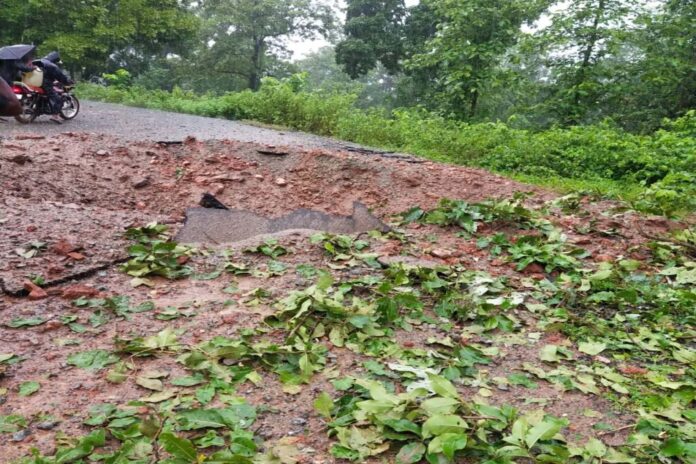 Chhattisgarh: मूसलाधार बारिश के बीच आईईडी ब्लास्ट, मामला फरसेगढ़ थाना क्षेत्र का...