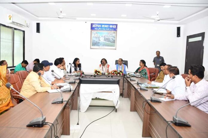 nk09 Chhattisgarh: पेंड्रा कलेक्ट्रेट परिसर में सीएसआईडीसी के अध्यक्ष डॉ नंद कुमार साय ने औद्योगिक विकास के तहत वनौषधि पार्क भी बनाने पर दिया जोर