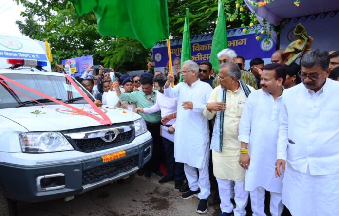 मुख्यमंत्री गोवंश मोबाइल चिकित्सा योजना : CM Baghel ने 50 मोबाइल पशु चिकित्सा इकाई को हरी झण्डी दिखाकर किया रवाना