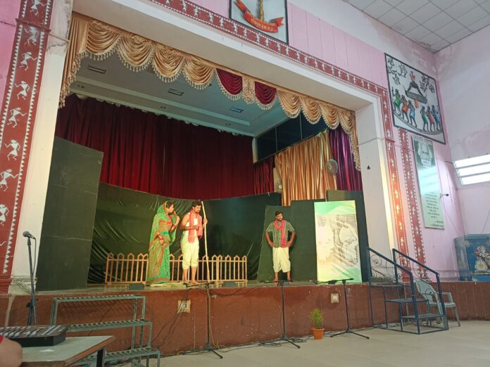 Raipur : प्रेमचंद जयंती पखवाड़ा अंतर्गत 'लांछन' का मंचन किया गया