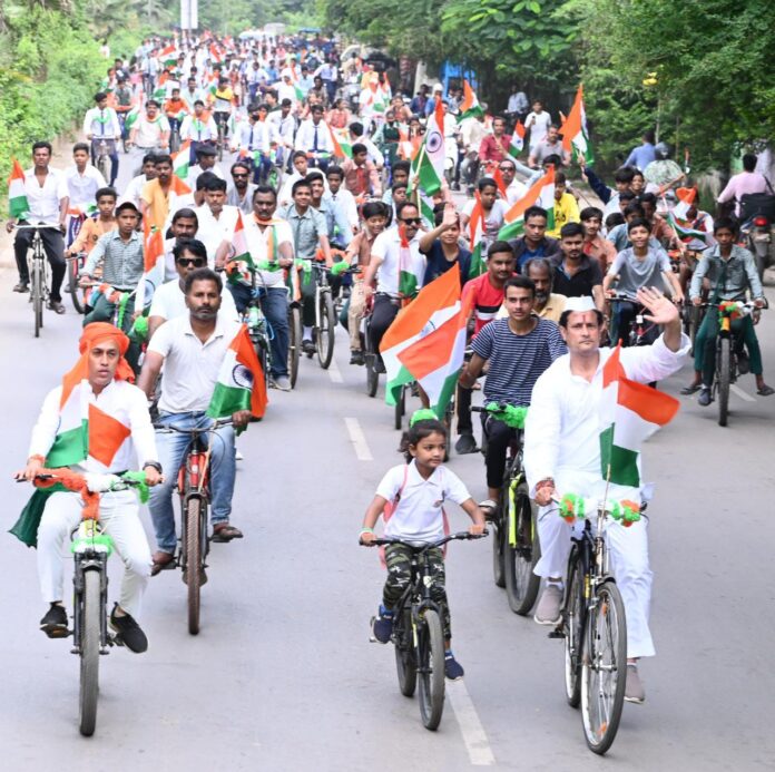 Raipur : छत्तीसगढ़ महतारी की पूजा अर्चना कर निकाली सायकल तिरंगा यात्रा