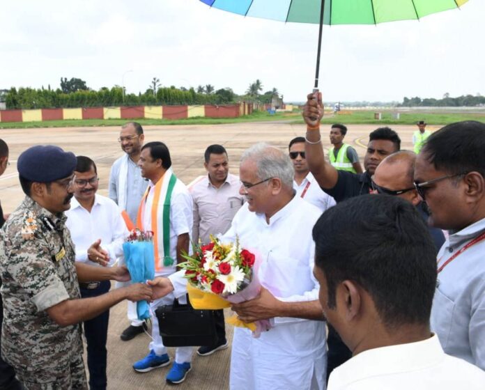 Chhattisgarh : मुख्यमंत्री का जगदलपुर एयरपोर्ट में किया गया आत्मीय स्वागत