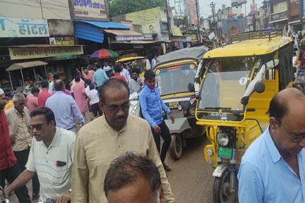 NK029 Chhattisgarh: धमतरी शहर की बदहाल सड़के चलने लायक नहीं, अब स्कूली बच्चों से भरा रिक्शा पलटा...