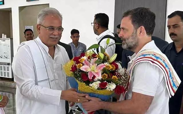 nk012 रायपुर पहुंचे राहुल गांधी, मुख्यमंत्री भूपेश बघेल ने किया आत्मीय स्वागत...