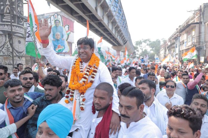 Raipur : ग्रामीण कांग्रेस प्रत्याशी पंकज शर्मा ने दलबल के साथ भरा नामांकन