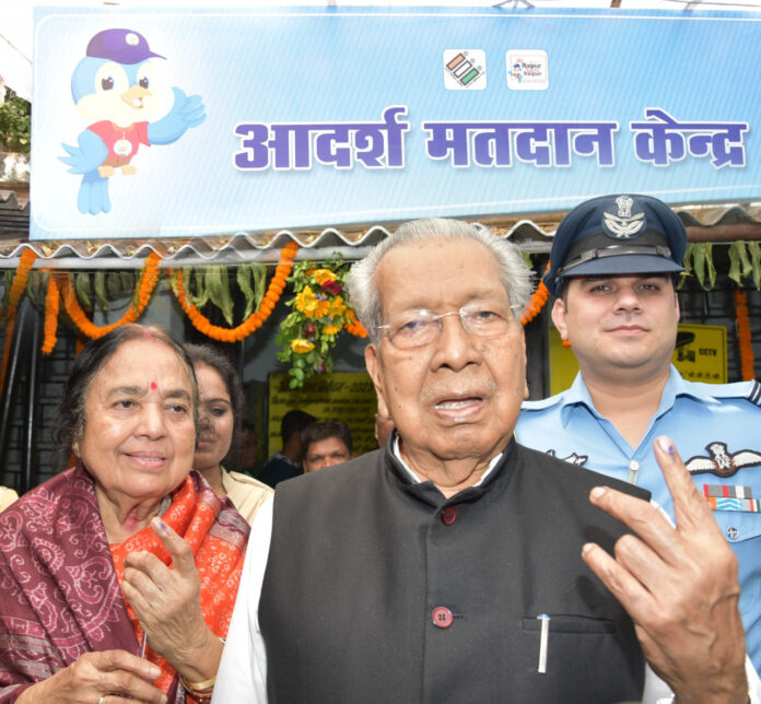 CG Election 2023 : राज्यपाल हरिचंदन ने किया मतदान