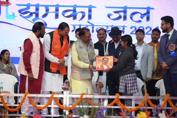 CM साय को झुमका महोत्सव में सेजल अग्रहरि ने उनकी पेंटिंग भेंट की