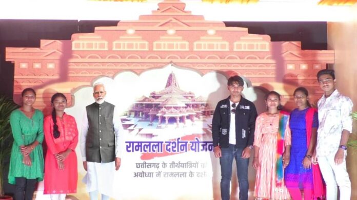 2 राजिम कुंभ कल्प 2024 : जनसंपर्क विभाग की प्रदर्शनी से मेला आगंतुकों को मिल रही शासकीय योजनाओं की जानकारी