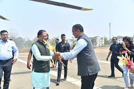 1 कारली हेलीपैड में जनप्रतिनिधियों और अधिकारियों ने मुख्यमंत्री विष्णु देव साय का किया आत्मीय स्वागत