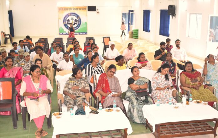 1 नारायणपुर पुलिस द्वारा आयोजित अंतर्राष्ट्रीय महिला सप्ताह का हुआ समापन, महिला बाइक रैली के माध्यम से महिलाओं को किया जागरूक