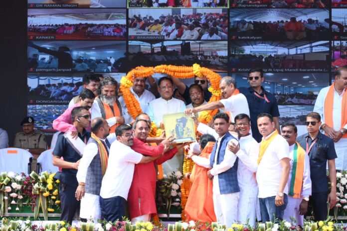 मुख्यमंत्री विष्णुदेव साय का स्थानीय लोगों द्वारा गजमाला से स्वागत एवं सम्मान किया गया