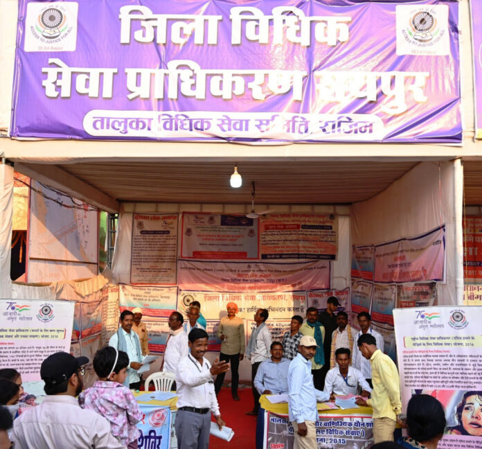विधिक सेवा प्राधिकरण के स्टॉल में लोगों को मिल रहीं न्यायिक जानकारी