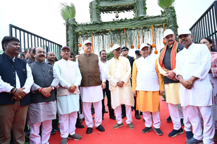 मुख्यमंत्री विष्णु देव साय ने विधानसभा आवासीय परिसर में बेल का पौधा लगाया