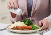 क्या आपको भी है ज्यादा नमक खाने की लत जानें यह कैसे तबाह कर देता है आपकी जिंदगी?