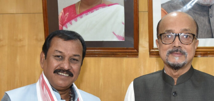 राज्यपाल रमेन डेका से सांसद बघेल ने सौजन्य मुलाकात की