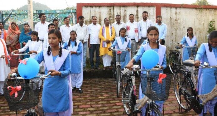 लगन और ईमानदारी से मेहनत कर माता-पिता और देश का नाम रोशन करें : मंत्री नेताम