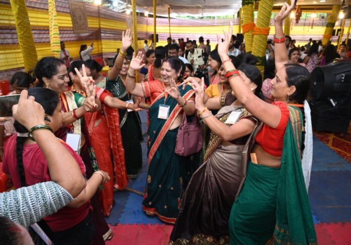 विष्णु भैय्या के आँगन में महतारियों के चेहरों पर खिली मुस्कान