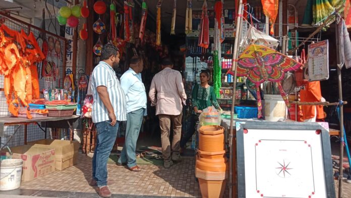 रायपुर : संतोषी नगर की दो पतंग दुकानों से कड़ी चेतावनी देकर 8 बंडल चाइनीज मांझा जब्त...