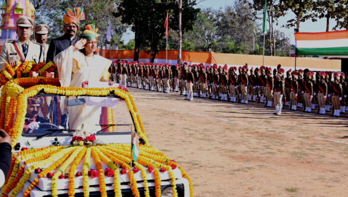मंत्री राजवाड़े ने बलरामपुर में फहराया राष्ट्रीय ध्वज