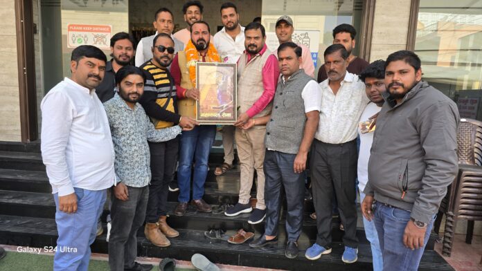 नवनियुक्त भाजपा जिलाध्यक्ष दीपक सिंह को लगा बधाइयों का ताता।