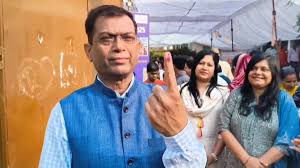 22 नगरीय निकाय निर्वाचन 2025 : राज्य निर्वाचन आयुक्त अजय सिंह ने किया अपने मताधिकार का प्रयोग