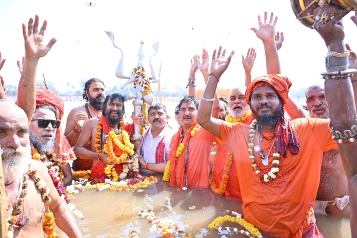 राजिम कुंभ में केंद्रीय मंत्री तोखन साहू ने किया शाही स्नान, कुलेश्वर महादेव मंदिर में की पूजा-अर्चना