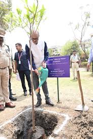 6 Governor Ramen Deka planted a sapling in the Bemetara Collectorate premises under the 'One Tree in the Name of Mother Campaign'