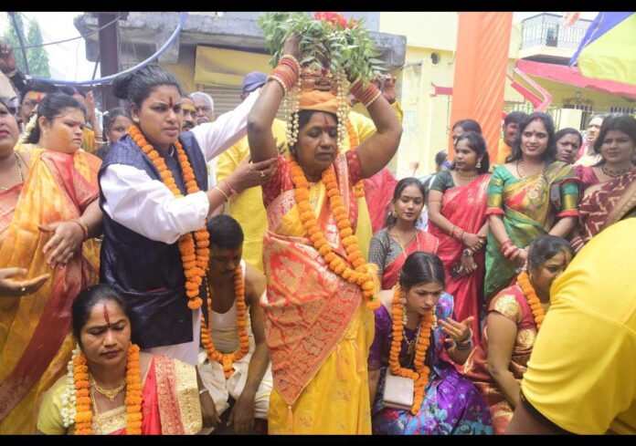 श्री श्री श्री सोलापुरी माता पूजा पोर्टर...भारी संख्या में सुहागन महिलाएं पहुंची