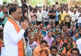 11 गुलमोहर पेड़ के नीचे लगी मुख्यमंत्री की चौपाल: सारंगढ़-बिलाइगढ़ जिले के ग्राम कनकबीरा में उतरा मुख्यमंत्री का उड़नखटोला