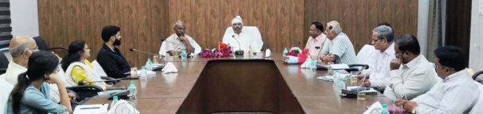 प्रदेशवासियों को औषधीय पौधों की खेती से जोड़े: औषधीय एवं पादप बोर्ड अध्यक्ष विकास मरकाम