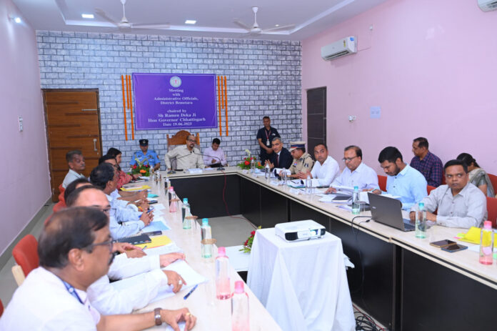 राज्यपाल डेका ने बेमेतरा जिले में प्रशासनिक अधिकारियों के साथ बैठक