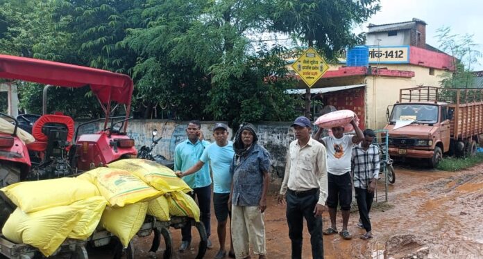 सेवा सहकारी समिति कुसुमकसा में यूरिया तथा एस.एस.पी. उर्वरक का किसानों द्वारा किया जा रहा है लगातार उठाव