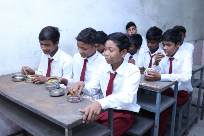 पोषण की पहल : हाई स्कूल के छात्रावासी बच्चों को अब स्कूल में मिलेगा पौष्टिक भोजन
