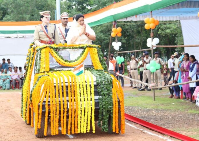 सांसद कमलेश जांगड़े जिला स्तरीय समारोह में ध्वजारोहण कर परेड की ली सलामी