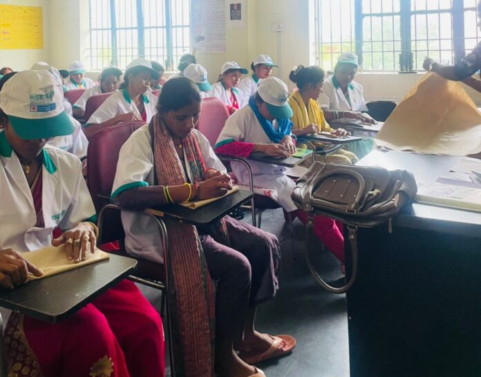 वनांचल में प्लॉस्टिक के विरूद्ध अभिनव अभियान...मझगवां में थैला और ठोंगा निर्माण हेतु महिलाओं को प्रशिक्षण