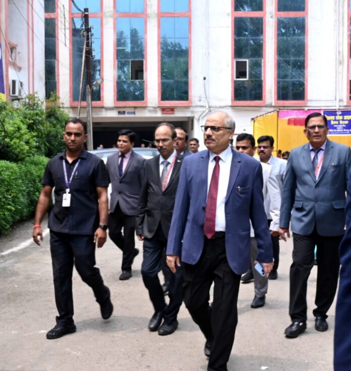 छत्तीसगढ उच्च न्यायालय के मुख्य न्यायाधीश न्यायमूर्ति रमेश सिन्हा ने नेशनल लोक अदालत के तहत सुनवाई का लिया जायजा