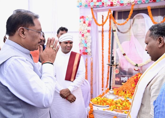 1 मुख्यमंत्री विष्णु देव साय ने दिवंगत चन्दन बाई जी को दी श्रद्धांजलि:शोक संतप्त परिवार से मिलकर व्यक्त की संवेदना