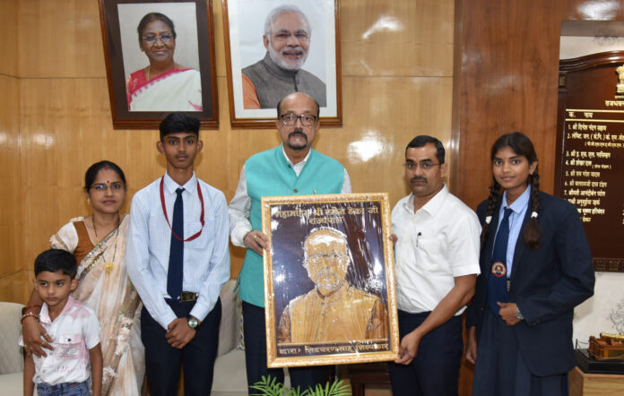 राज्यपाल डेका को मड़ानार स्कूल के बच्चों ने काष्ठ कला से निर्मित पोट्रेट भेंट की