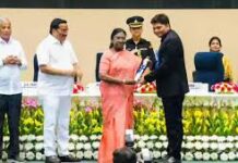 राष्ट्रपति द्रौपदी मुर्मु ने रायपुर जिले को किया सम्मानित राष्ट्रपति द्रौपदी मुर्मु ने रायपुर जिले को किया सम्मानित