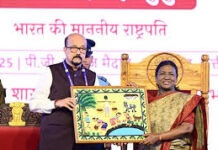 राष्ट्रपति मुर्मु के छत्तीसगढ़ आगमन पर राज्यपाल ने भेंट की भित्ती चित्रकारी की पेंटिंग राष्ट्रपति मुर्मु के छत्तीसगढ़ आगमन पर राज्यपाल ने भेंट की भित्ती चित्रकारी की पेंटिंग