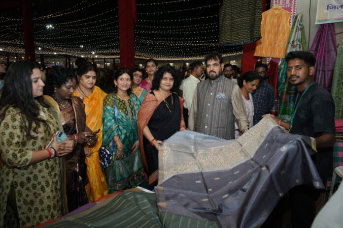 1 छत्तीसगढ़ राज्योत्सव 2025 : खादी प्रदर्शनी की धूम