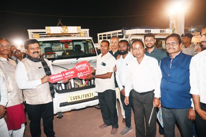 1 उपमुख्यमंत्री विजय शर्मा ने पीएम मत्स्य संपदा योजना के तहत मत्स्यपालकों को पिकअप वाहन की सौंपी चाबी