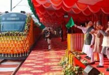 प्रधानमंत्री मोदी ने बनारस-खजुराहो वंदे भारत ट्रेन की दी सौगात प्रधानमंत्री मोदी ने बनारस-खजुराहो वंदे भारत ट्रेन की दी सौगात