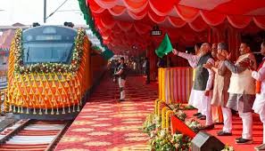 1 प्रधानमंत्री मोदी ने बनारस-खजुराहो वंदे भारत ट्रेन की दी सौगात